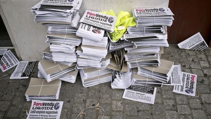 Des faux exemplaires du "Paru Vendu", le 3 novembre 2011 devant le tribunal de commerce de Lyon, o&ugrave; a &eacute;t&eacute; prononc&eacute;e la liquidation judiciaire de son &eacute;diteur, la Comareg, et d'Hebdoprint, son centre d'impression. (JEAN-PHILIPPE KSIAZEK / AFP)