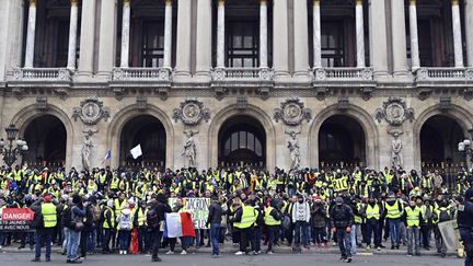 Sitting des Gilets jaunes à l'Opéra de Paris, sur les marches du Palais Garnier, le 15 décembre 2018 à Paris
 (Mustafa Yalcin / Anadolu Agency / AFP)