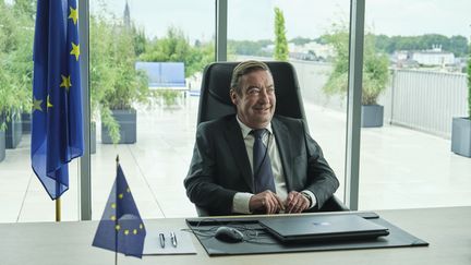 Philippe Duquesne&nbsp;incarne le nouveau président du Parlement Européen (Benoît LINDER-Cinétévé-FTV Slash)