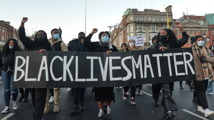 Une manifestation du mouvement Black Lives Matter à Dublin (Irlande), le 1er janvier 2021. (ARTUR WIDAK / NURPHOTO)