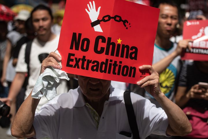 Le slogan "Non à l'extradition" est brandi dans la manifestation du 9 juin 2019, dans les rues de Hong Kong. (PHILIP FONG / AFP)