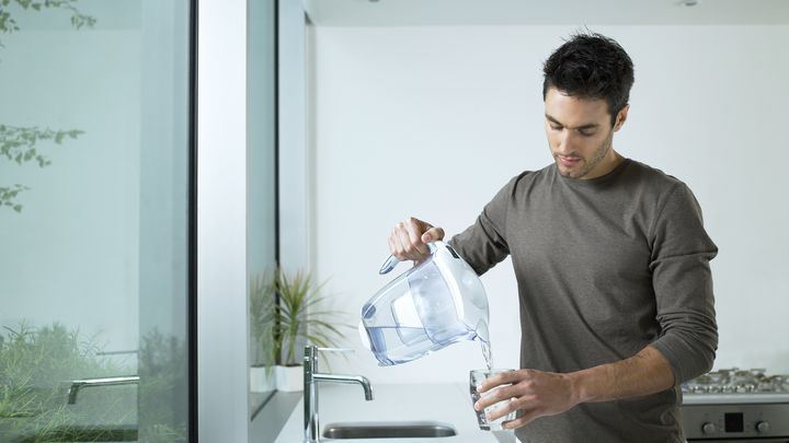 Des méthodes individuelles existent pour traiter l’eau chez soi, comme des carafes filtrantes. (MICHAEL BLANN / GETTY)