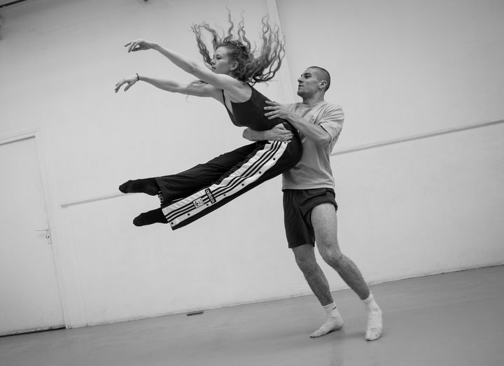 Deux danseurs répètent le nouveau spectacle de Benjamin Millepied, "Grace, Jeff Buckley Dances", programmé à La Seine musicale, en novembre 2024. (ANN RAY)