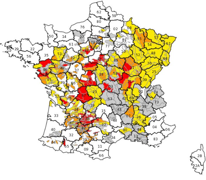 Carte de la vigilance sécheresse, au 3 août 2020. En rouge, les zones dites "en crise", en orange celles "en alerte&nbsp;renforcée", en jaune celles "en alerte" et en gris celles placées sous "vigilance".&nbsp; (PROPLUVIA)