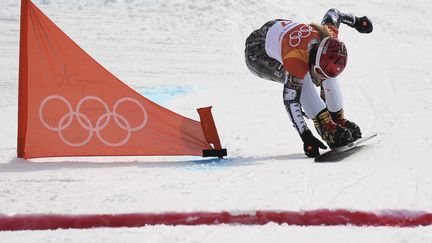 La snowbaordeuse tchèque Ester Ledecka remporte la médaille d'or du géant parallèle samedi 24 février 2018 à Pyeongchang (Corée du Sud). Samedi 17 février 2018, elle remportait le Super-G. Elle est la première athlète de l'histoire des Jeux à être titrée deux fois, dans deux sports différents. (LOIC VENANCE / AFP)