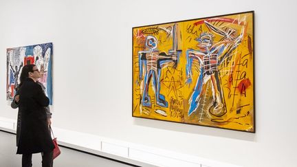 Des visiteurs devant une oeuvre de Jean-Michel Basquiat à la Fondation Louis Vuitton, dans le Bois de Boulogne de Paris. (GARDEL BERTRAND / HEMIS.FR / HEMIS.FR)