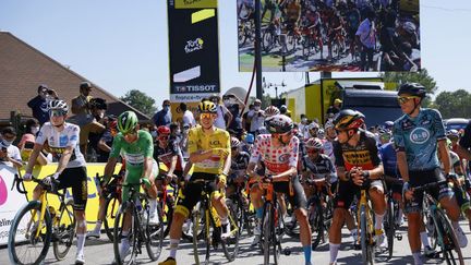 La ligne de départ de la 21e étape du Tour de France 2021, à Chatou, le 18 juillet 2021. (THOMAS SAMSON / AFP)