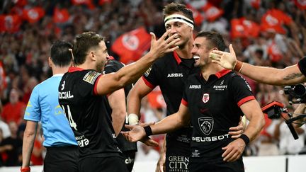 Les Toulousains se congratulent, en pleine démonstration contre l'UBB, en finale du Top 14, le 28 juin 2024. (CHRISTOPHE SIMON / AFP)