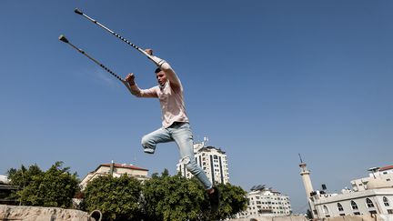 Mohamed Aliwa, champion de parkour dans la Bande de Gaza. (MAHMUD HAMS / AFP)