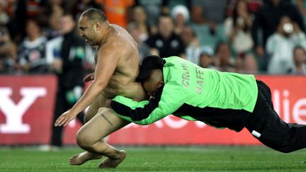 Un streaker est attrap&eacute; par un stadier lors du match de rugby entre les Sydney Tigers et les NZ Warriors, &agrave; Sydney, le 16 septembre 2010. (NEWSPIX / REX FEATURES / REX / SIPA)