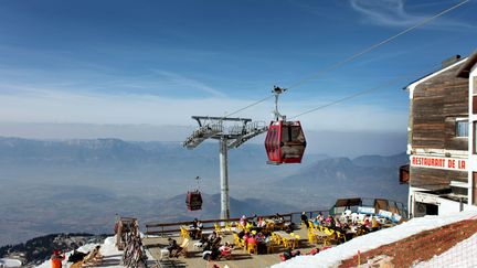 Des télécabines de la station de Chamrousse (Isère), le 14 février 2011.&nbsp; (JUSTE PHILIPPE / MAXPPP)