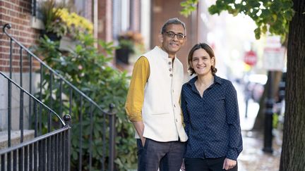 Esther Duflo et son&nbsp;mari&nbsp;Abhijit Banerjee, tous deux prix Nobel d'économie 2019, à Cambridge (Massachusetts), le 14 octobre 2019.&nbsp; (BRYCE VICKMARK / MIT)