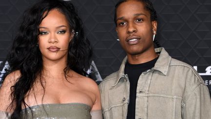 La chanteuse Rihanna et le rappeur américain A$AP Rocky arrivent pour la première mondiale de "Black Panther : Wakanda Forever" des studios Marvel au Dolby Theatre à Hollywood, Californie, le 26 octobre 2022 (VALERIE MACON / AFP)