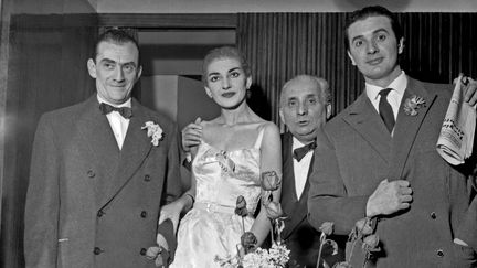 De gauche à droite : Luchino Visconti, Maria Callas, Giovanni Battista Meneghini et Franco Corelli lors de l'inauguration de la saison lyrique à la Scala de Milan le 7 décembre 1954. (LEEMAGE VIA AFP)