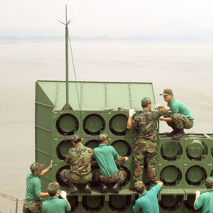 Des soldats sud-coréens installent des haut-parleurs diffusant de la propagande (KIM JAE-HWAN / AFP)