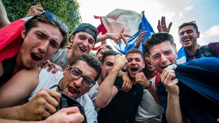 Des supporters des Bleus dans la fan zone du Champ-de-Mars, à Paris, le 15 juillet 2018. (SIMON GUILLEMIN / HANS LUCAS)