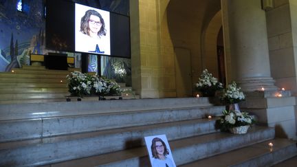 Des photos d'Evaëlle au cimetière du Père Lachaise, à Paris, lors de la cérémonie d'obsèques de la collégienne, le 3 juillet 2019. (THIBAULT CHAFFOTTE / MAXPPP)