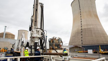 Un chantier de forage pour la création d'un réseau de refroidissement de secours de la centrale nucléaire de Civaux (Vienne), le 24 mai 2022.&nbsp; (MATHIEU HERDUIN / MAXPPP)