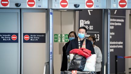 Des passagers arrivant de Chine à l'aéroport Charle De Gaulle, le 26 janvier 2020 (photo d'illustration) (ALAIN JOCARD / AFP)