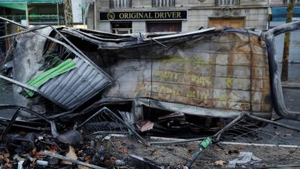 Un véhicule incendié dans les rues de&nbsp;Paris, au lendemain de la mobilisation des "gilets jaunes", le 2 décembre 2018. (GEOFFROY VAN DER HASSELT / AFP)