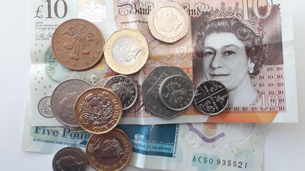 Des pièces de monnaie et des billets britanniques. (STÉPHANIE BERLU / FRANCEINFO / RADIO FRANCE)