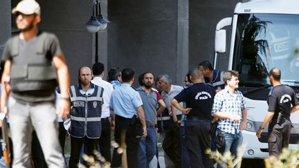 Des membres du personnel militaire, soupçonnés d'être impliqués dans la tentative de coup d'Etat en Turquie, arrivent au palais de justice d'Ankara, le 18 juillet 2016. (BAZ RATNER / REUTERS)