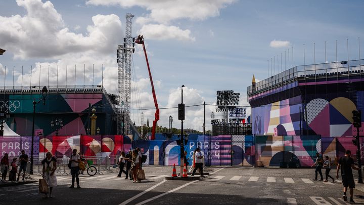 La place de la Concorde est en plein réaménagement avant la cérémonie d'ouverture des Jeux paralympiques, le 28 août 2024. Difficile pour les curieux d'avoir un aperçu sur les installations prévues pour la scénographie. (DIMITAR DILKOFF / AFP)