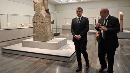 Emmanuel Macron et le ministre des Affaires étrangères Jean-Yves Le Drian, le 8 novembre 2017 au Louvre Abu Dhabi lors de son inauguration. (LUDOVIC MARIN / AFP)