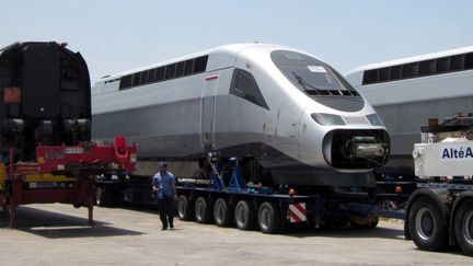 Une rame de TGV arrive à Tanger au Maroc le 30 juin 2015. Cette arrivée symbolise l'implication de la SNCF dans le développement ferroviaire en Afrique. (STR / AFP)