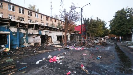 Les destructions causées par un missile qui s'est abattu près du marché central de Kostiantynivka, le 6 septembre 2023 dans la région ukrainienne de Donetsk. (VYACHESLAV MADIYEVSKYY / NURPHOTO / AFP)