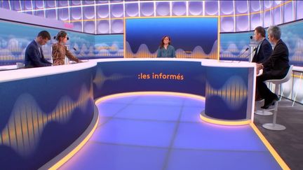 Du lundi au jeudi, les informés débattent de l'actualité autour de Salhia Brakhlia et Renaud Dély. (FRANCEINFO / RADIO FRANCE)