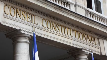 Le fronton du Conseil constitutionnel &agrave; Paris le 23 juillet 2013. (MANUEL COHEN / AFP)