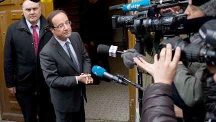 François Hollande devant son QG de campagne à Paris le 23 avril (BERTRAND LANGLOIS / AFP)