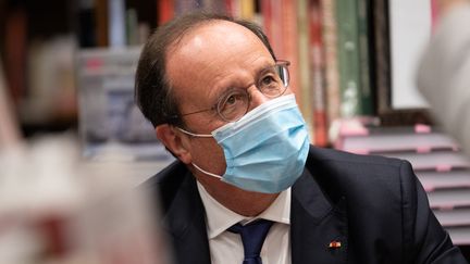 François Hollande,&nbsp;ancien président de la République, lors d'une séance de dédicaces de son livre à la librairie Coiffard de Nantes (Loire-Atlantique), le 9 décembre 2021. (ESTELLE RUIZ / HANS LUCAS VIA AFP)