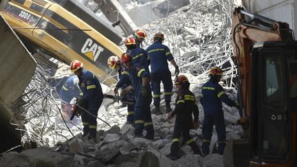 Des pompiers interviennent pour chercher des survivants après l'effondrement partiel d'un pont à Patras (Grèce), le 23 juillet 2023. (FOTIS ATHANASOPOULOS / SOOC /  AFP)