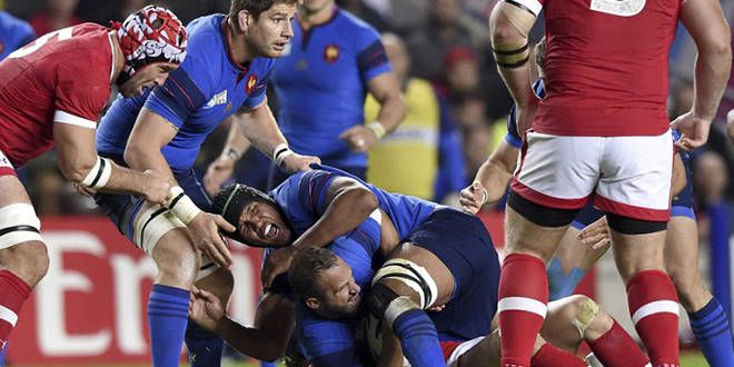 Frédéric Michalak au sol avec le ballon, Thierry Dusautoir en protection sous l'oeil de Pascal Papé