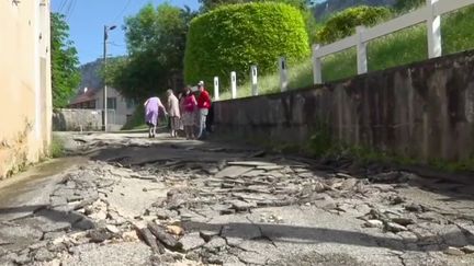 En quelques minutes, un orage très violent a provoqué d’importantes inondations dans la commune de Nantua, dans l’Ain. Aucun blessé n’est à déplorer. (FRANCE 2)