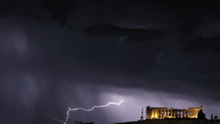 Ath&egrave;nes (Gr&egrave;ce) sous un orage, le 14 octobre 2012. (ANGELOS TZORTZINIS / AFP)