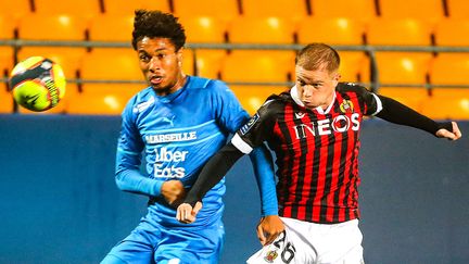 Boubacar Kamara et Melvin Bard à la lutte lors du match entre l'OM et Nice, le 27 octobre 2021, à Troyes (Aube). (FRANCOIS NASCIMBENI / AFP)