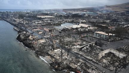 La ville de Lahaina dévastée par les incendies d'août 2023 à Hawaï. Un Français exilé là-bas depuis 20 ans évoque une ville ancienne où les gens aimaient venir voir les baleines. (PATRICK T. FALLON / AFP)