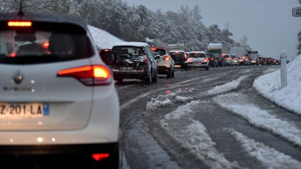 Des voitures bloquées par des chutes de neige&nbsp;près de Saint-Etienne (Loire), le 29 octobre 2018. (MAXPPP)