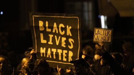 Des manifestants&nbsp;à Philadelphie (Etats-Unis), au lendemain de la mort de Walter Wallace Junior, un homme noir abattu par des policiers, le 26 octobre 2020. (MARK MAKELA / GETTY IMAGES NORTH AMERICA)