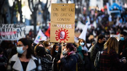 Les enseignants s'étaient déjà mobilisés le 13 janvier 2022 contre la "pagaille" des protocoles sanitaires contre le Covid-19. (CLEMENT MAHOUDEAU / AFP)