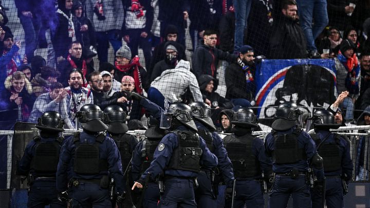 La colère des supporters lyonnais après la défaite de l'OL à domicile face à Strasbourg, lors de la 19e journée, le 14 janvier 2023. (OLIVIER CHASSIGNOLE / AFP)