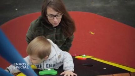 Cette jeune maman de deux enfants a arrêté de travailler et vit grâce aux aides pour les familles monoparentales