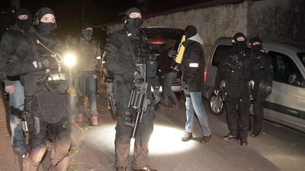 Des policiers français du Raid, lors de l'opération franco-espagnole contre l'organisation ETA, le 16 décembre 2016. (IROZ GAIZKA / STR)