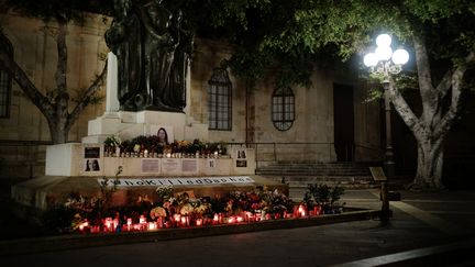 Le mémorial improvisé à la mémoire de Daphne Caruana Galizia, érigé à La Valette (Malte) peu après sa mort sur un monument situé face au palais de justice. (THOMAS BRÉMOND)