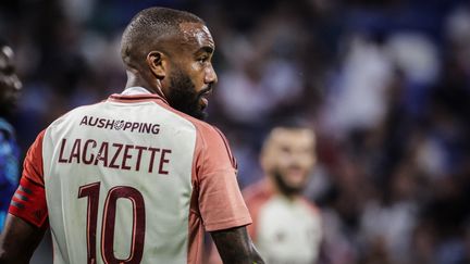 Alexandre Lacazette, capitaine de l'Olympique Lyonnais, face à Strasbourg lors de la 3e journée de Ligue 1, le 30 août 2024. (THIBAUD MORITZ / AFP)