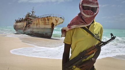 Un pirate somalien pose devant un chalutier ta&iuml;wanais &eacute;chou&eacute; &agrave; Hobyo (Somalie), le 23 septembre 2012. (FARAH ABDI WARSAMEH / AP / SIPA)