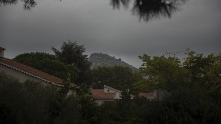 Un ciel orageux à Hyères (Var), le 4 octobre 2021. (MAGALI COHEN / AFP)